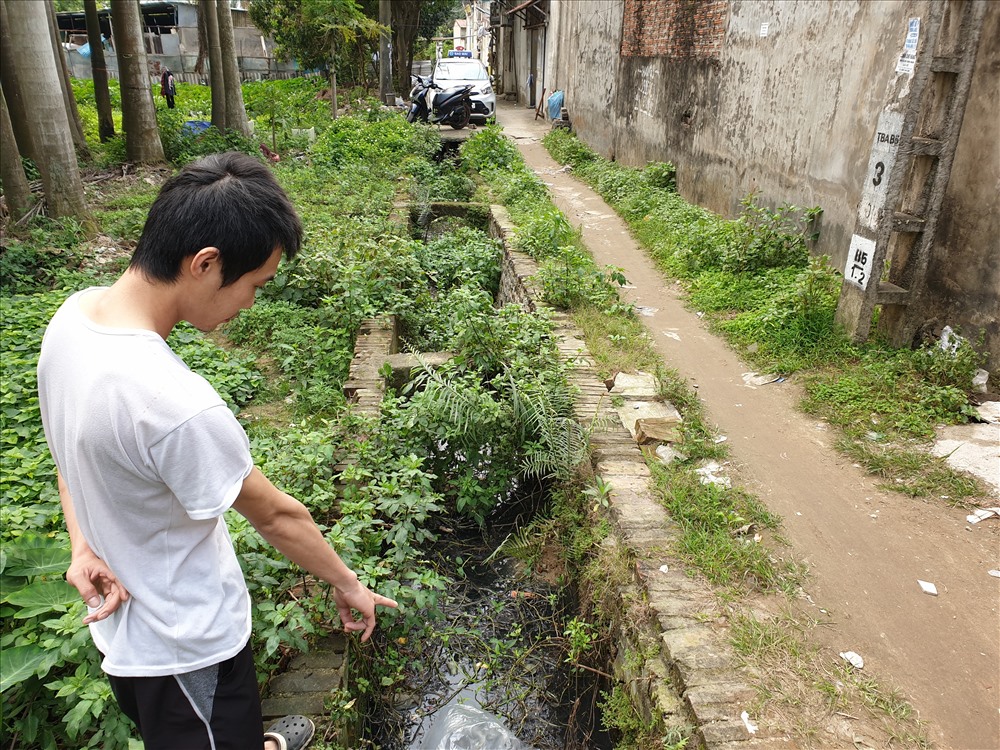 Công nhân lo lắng môi trường ô nhiễm ảnh hưởng đến sức khỏe, phát tán nhiều loại dịch bệnh Ảnh: Tùng Giang.