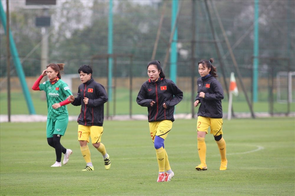 Tuyển nữ Việt Nam tập trung chuẩn bị cho trận play-off Olympic nữ Tokyo 2020. Ảnh: HOÀI THU