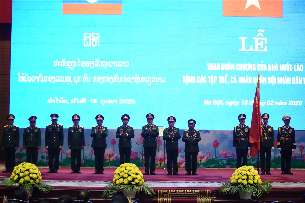 Đại tướng Chansamone Chanyalath - Bộ trưởng Bộ Quốc phòng Lào trao huân chương tặng Quân đội nhân dân Việt Nam. Ảnh T.Vương