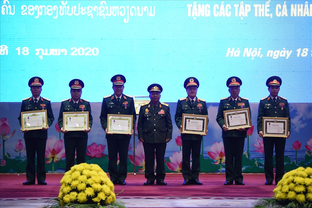 Bộ trưởng Bộ Quốc phòng Lào trao huân chương tặng các thủ trưởng Bộ Quốc phòng Việt Nam. Ảnh T.Vương