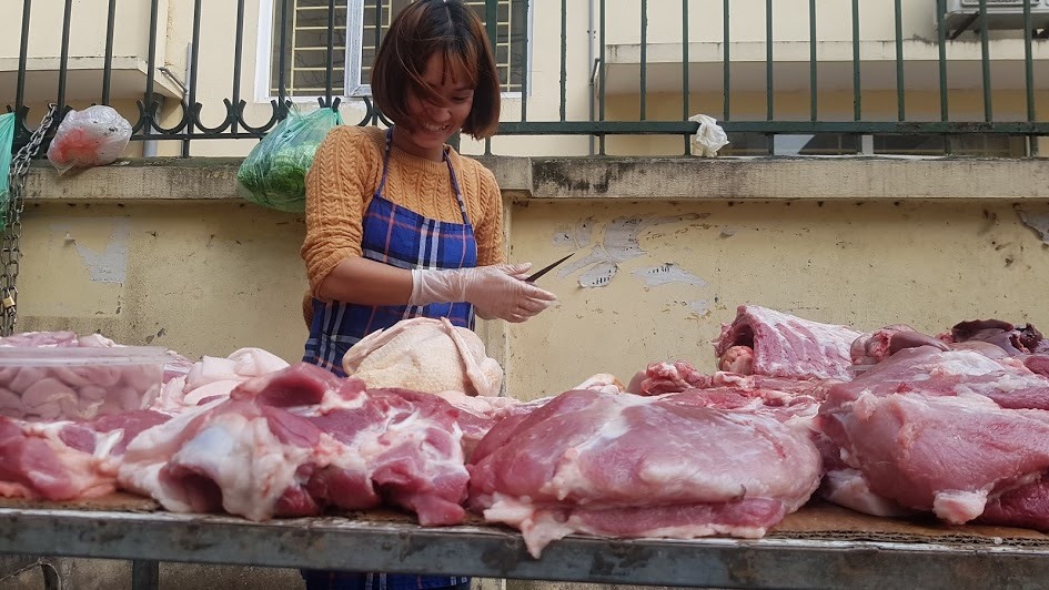 Bà Trần Thị Hồng (Mê Linh, Hà Nội) cho biết, ngày 18.2.2020, bà phải  mua lợn móc hàm với giá 110.000 đồng/kg, tương đương giá lợn hơi 89.000 đồng/kg. Ảnh: Kh.V