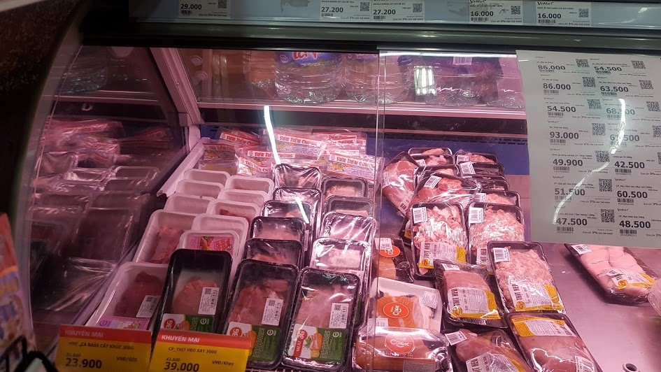 Giá thịt lợn tại các siêu thị vẫn rất cao, cần có sự vào cuộc của quản lý thị trường. Ảnh: Kh.V