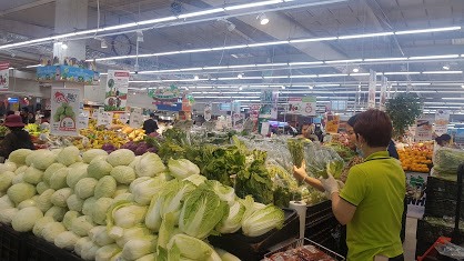 Nguồn cung rau xanh tại các siêu thị lớn rất dồi dào. Ảnh: Kh.V