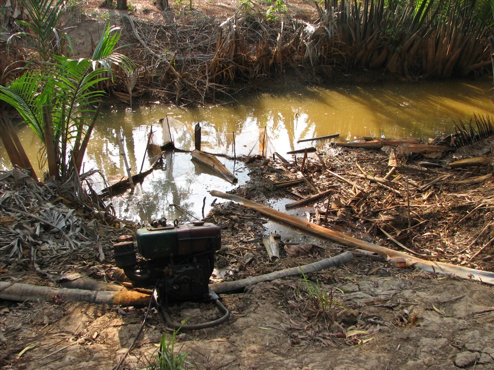 Cảnh người dân huyện Tân Phú Đông bơm nước sinh hoạt vào mùa khô trước đây. Ảnh: K.Q