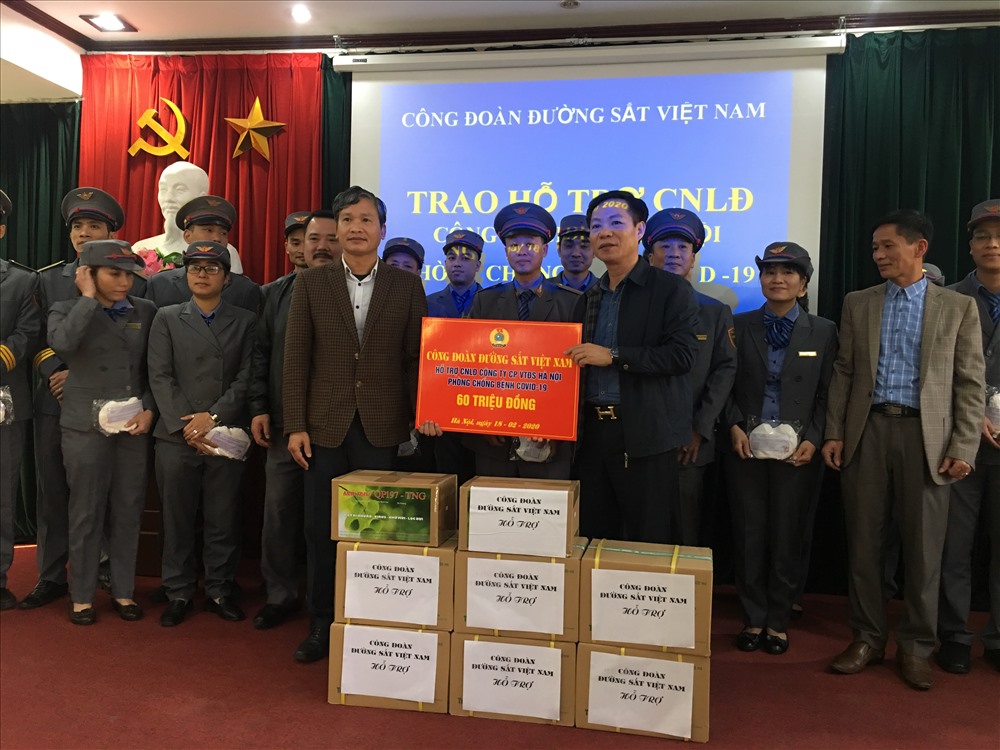 Nhân dịp này, Chủ tịch CĐ Đường sắt VN Mai Thành Phương trao 60 triệu đồng cho Cty  cổ phần vận tải Đường sắt Hà Nội để hỗ trợ CNLĐ phòng chống dịch COVID -19. Ảnh: T.E.A