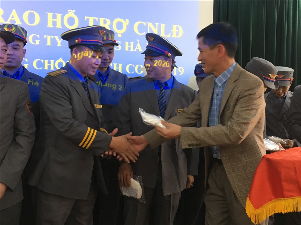 Đồng chí Nguyễn Thanh Hoàn - Phó Chủ tịch CĐ Đường sắt Việt Nam trao tặng khẩu trang cho thành viên Đoàn tiếp viên. Ảnh: T.E.A