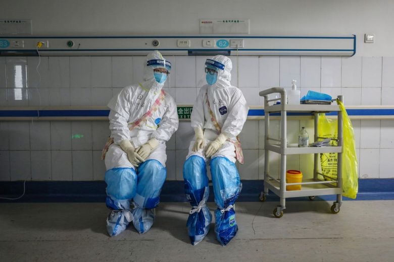 Nhân viên y tế ở Bệnh viện Chữ Thập Đỏ Vũ Hán. Ảnh: AFP