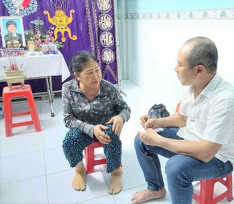 Bà Nguyễn Thị Hiền, mẹ anh Tâm trò chuyện với phóng viên. Ảnh P.V