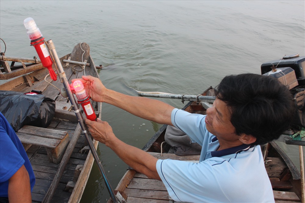 Những chiếc đèn dùng để đánh bắt cá bông lau về đêm. Thông thường, có 1 sợi dây dài để gắn vào lưới và đèn. Mục đích là để thả xuống sông cho tàu ghe biết né đi chỗ khác