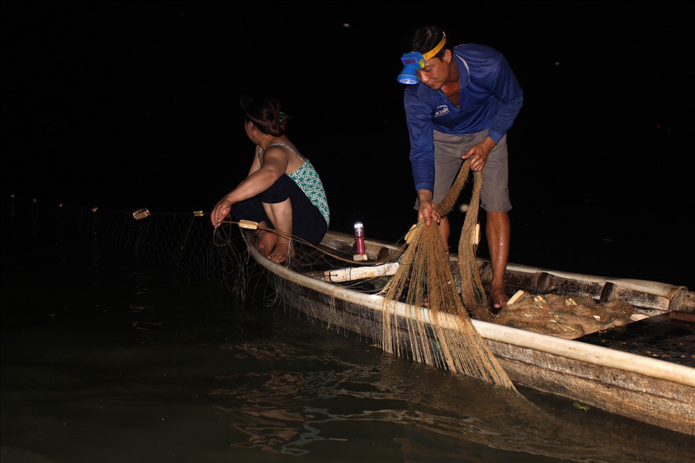 Phương tiện đánh bắt của những ngư dân đơn giản là chiếc xuồng máy và tay lưới gân hoặc lưới chỉ, với độ dài từ 10 – 15m. Để bắt được nhiều cá người dân chọn thời điểm nước rong (lớn), nhất là vào ban đêm do có ghe xuồng, sà lan chạy ít, cá dễ mắc lưới.