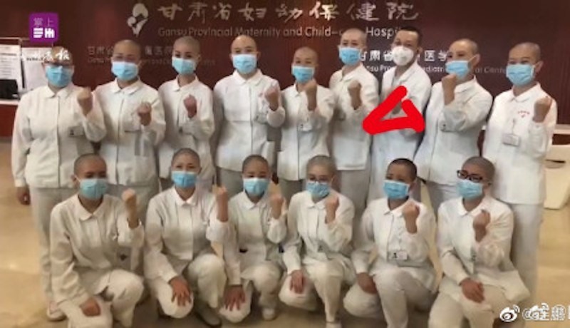 Hình ảnh cho thấy nam bác sĩ vẫn còn nhiều tóc hơn so với 14 nữ bác sĩ còn lại. Ảnh: Shanghaiist