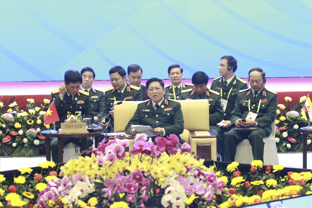 Đại tướng Ngô Xuân Lịch - Bộ trưởng Bộ Quốc phòng điều hành Hội nghị. Ảnh T.Vương