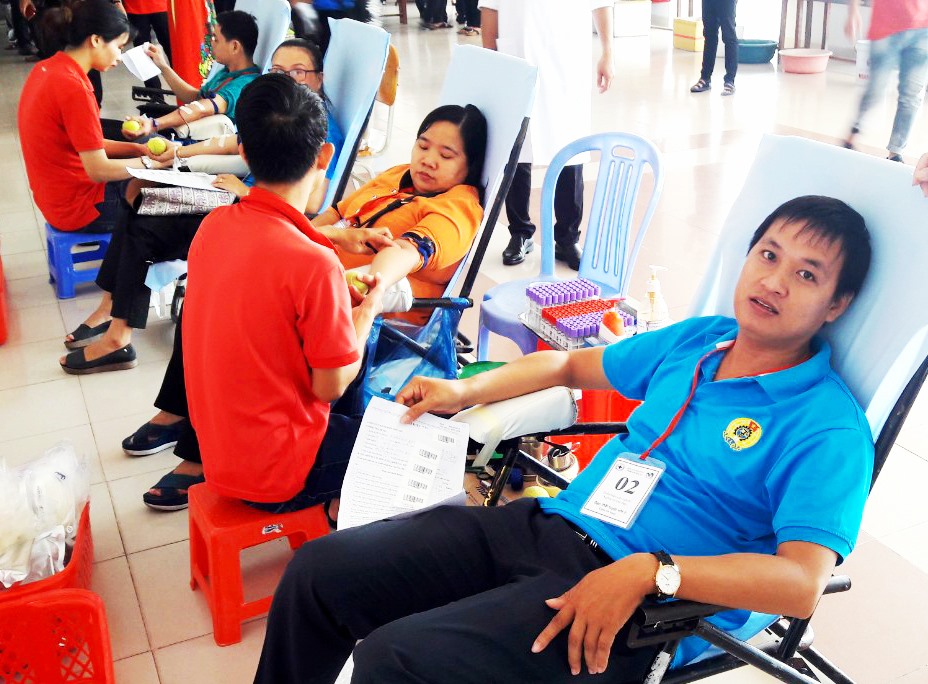 Đoàn viên Công đoàn văn phòng LĐLĐ An Giang tham gia hiến máu tình nguyện. Ảnh: LT