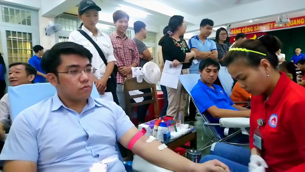 Đoàn viên Công đoàn tỉnh An Giang tham gia hiến máu tình nguyện. Ảnh: LT