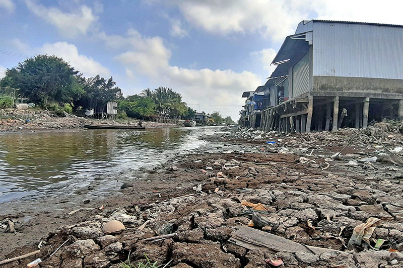 Hầu hết các dòng kênh tại huyện Trần Văn Thời, Cà Mau bị khô kiệt (ảnh Nhật Hồ)