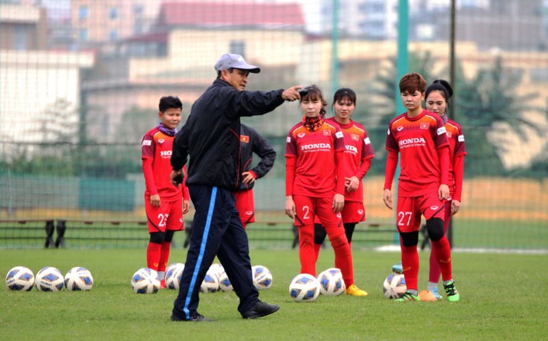 Huấn luyện viên Mai Đức Chung trong buổi tập của đội tuyển nữ Việt Nam tại Trung tâm đào tạo bóng đá trẻ. Ảnh: VFF