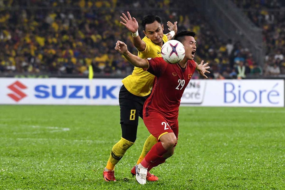 Huy Hùng chấn thương không thể thi đấu trước Malaysia khiến HLV Park Hang-seo đau đầu, bởi anh là tiền vệ trung tâm chất lượng. Ảnh: AFF.