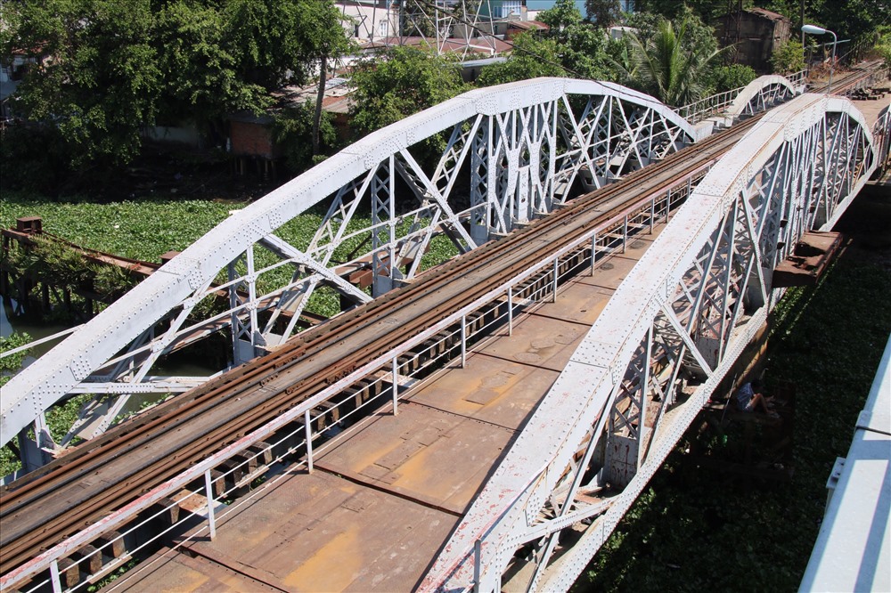 Đây là cây cầu đầu tiên vượt sông Sài Gòn, nối quận Bình Thạnh và Thủ Đức. Công trình có 6 nhịp với với kết cấu vòm thép dài 275m. Ảnh TK.