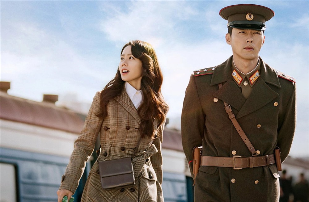 Đại úy Triều Tiên Ri Jung Hyuk (Hyun Bin) và nữ tài phiệt Hàn Quốc Yoon Se Ri (diễn viên Son Ye Jin) trong phim Hạ cánh nơi anh. Ảnh: S.T