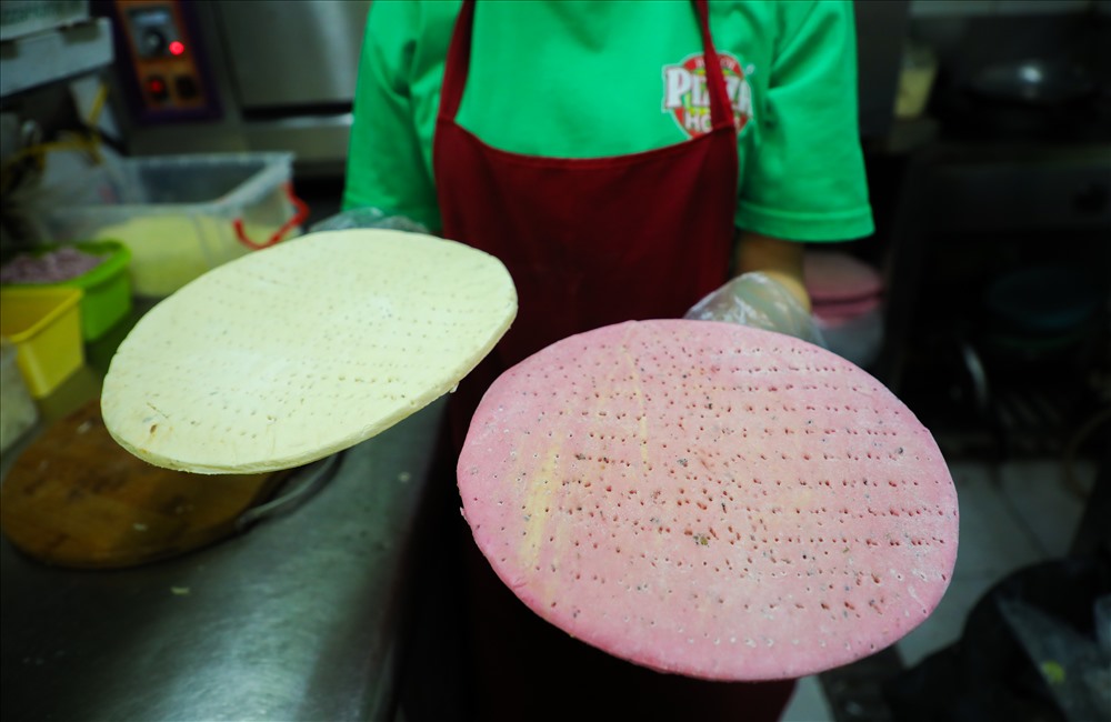 Bắt nguồn từ việc ở Sài Gòn có bánh mì thanh long, Hoàng Tùng (CEO của một chuỗi cửa hàng Pizza tại Hà Nội) đã tìm tòi, nghiên cứu và áp dụng phương pháp sản xuất ra những chiếc pizza có phần đế bánh sử dụng nguyên liệu là quả thanh long.