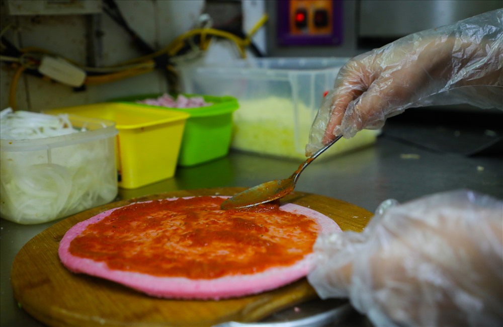 Trải qua 5 lần thử nghiệm, những chiếc bánh pizza đầu tiên sử dụng phần ruột thanh long đỏ làm nguyên liệu đã được ra đời.