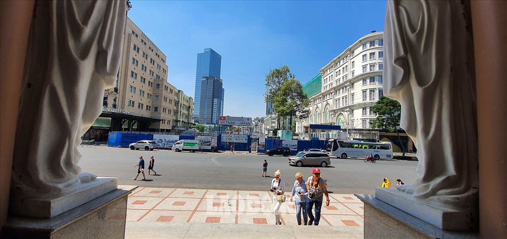 Dù chỉ dài 630m nhưng đường Đồng Khởi là nơi tọa lạc của hàng chục công trình mang tính biểu tượng của thành phố như Nhà hát Thành phố, Nhà thờ Đức Bà, Công trường Lam Sơn (trước đây là Quảng trường Francis Garnier)...