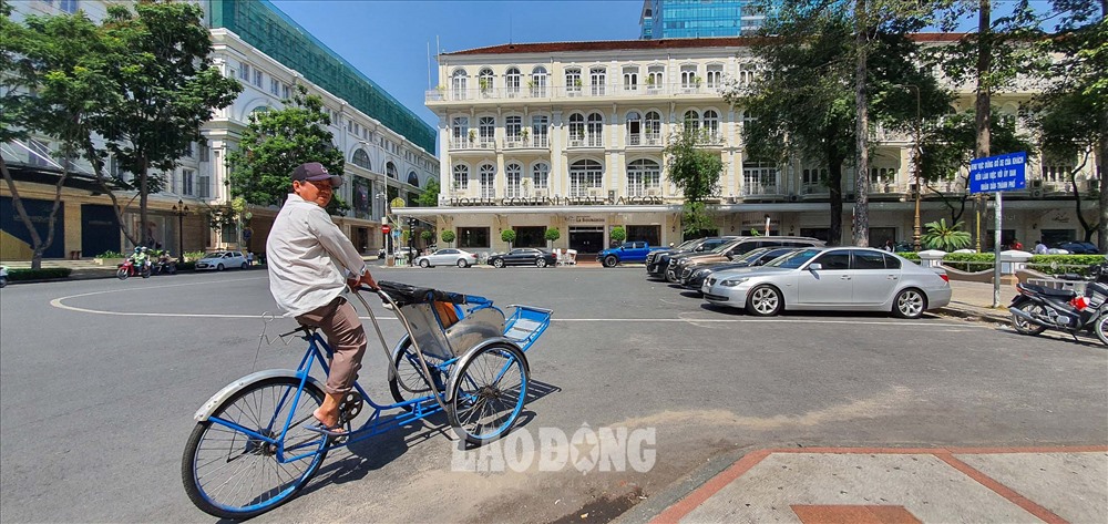 Thời gian gần đây, giá trị kinh tế của đường Đồng Khởi đang tăng lên một cách chóng mặt. Tuyến đường này kéo dài từ quảng trường Công xã Paris đến đường Tôn Đức Thắng bên bờ sông Sài Gòn.