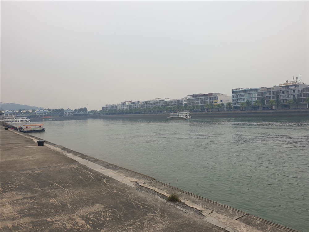 Khu cảng chính - nơi tàu cập bến đón khách tham quan vịnh ngày 19.2.2020 chỉ lác đác có vài tàu vào đón khách. Ảnh: Nguyễn Hùng