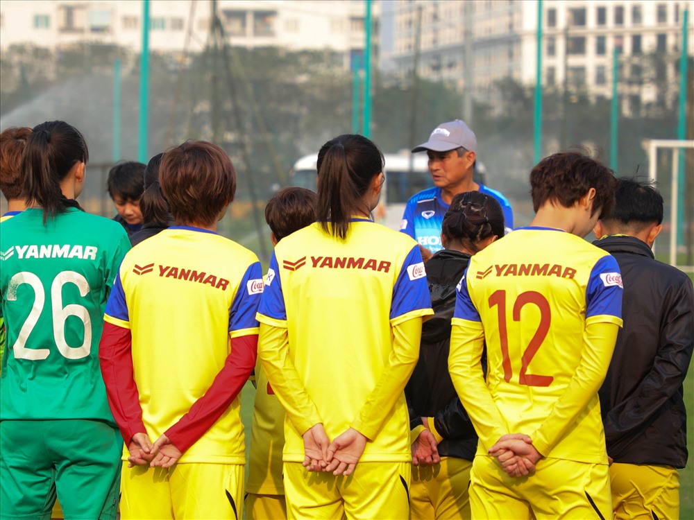 Trước buổi tập, huấn luyện viên Mai Đức Chung dành khoảng 10 phút để dặn dò các nữ cầu thủ.