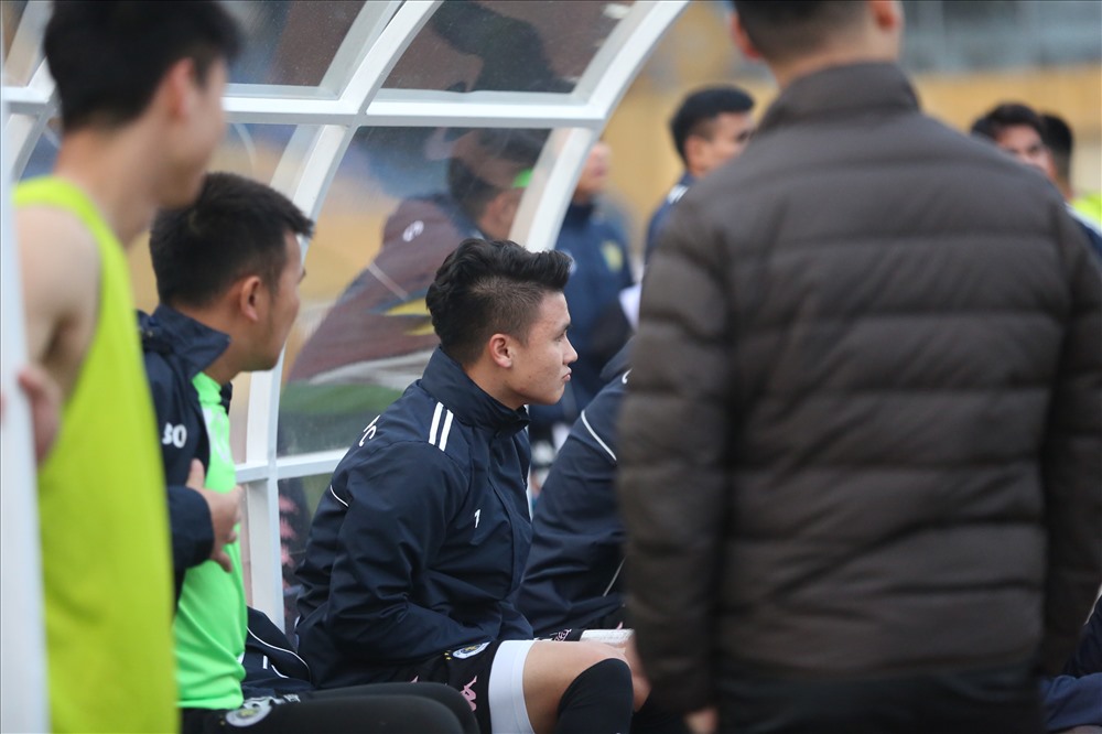 Quang Hải đang chấn thương và không thể cùng câu lạc bộ Hà Nội thi đấu giao hữu với Viettel. Ảnh: HOÀI THU