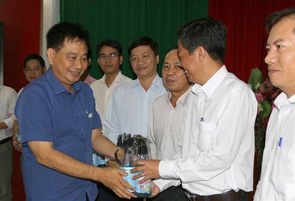 Tiến sĩ Nguyễn Tuấn Khanh - Hiệu trưởng KGU trao tượng trưng dung dịch rửa tay khô sát khuẩn cho đại diện các Trường THPT tỉnh Kiên Giang. Ảnh: LT