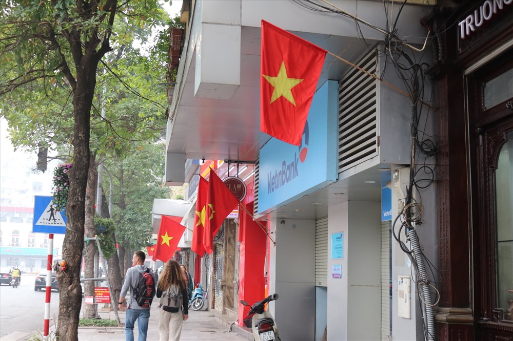Để chào mừng kỷ niệm 90 năm Ngày thành lập Đảng Cộng sản Việt Nam, khắp phố phường Thủ đô Hà Nội được trang hoàng cờ, hoa, khẩu hiệu, tạo không khí rực rỡ.