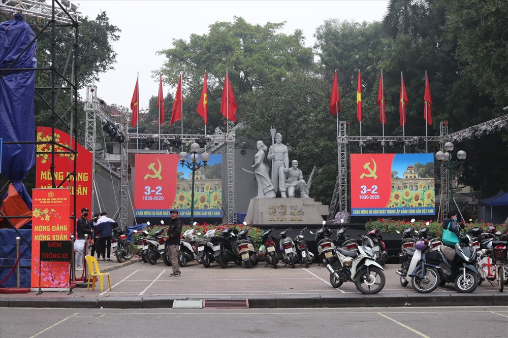 Đường phố Hà Nội rực rỡ cờ hoa chào mừng kỷ niệm 90 năm ngày thành lập Đảng Cộng sản Việt Nam.