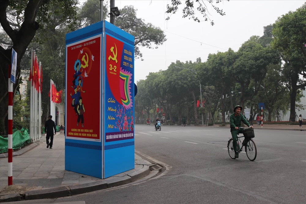 Bên cạnh cờ hoa, các tấm pano cỡ lớn với khẩu hiệu chào mừng ngày thành lập Đảng đã được treo trên khắp các tuyến phố Thủ đô.