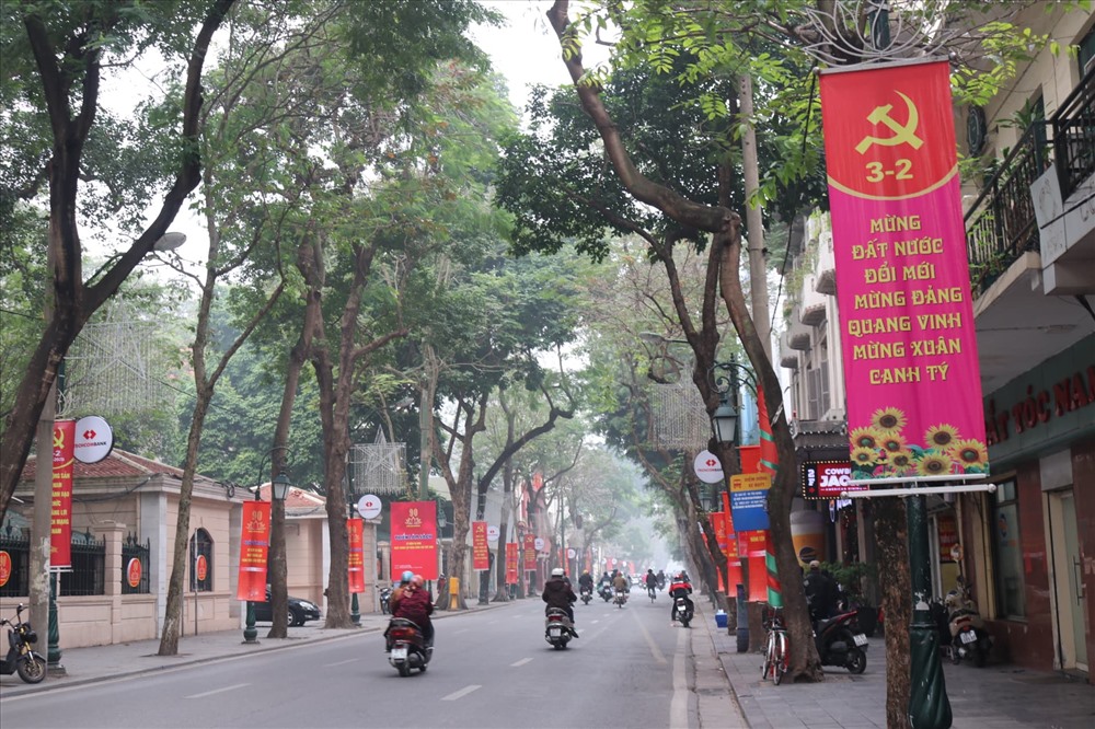 Cờ hoa, khẩu hiệu nổi bật trên tuyến phố Tràng Thi.