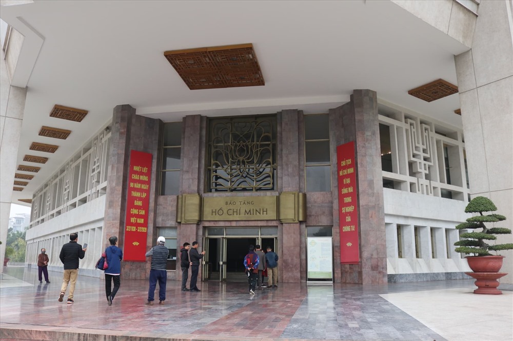 Khu vực Bảo tàng Hồ Chí Minh thu hút rất nhiều du khách trong và ngoài nước đến tham quan nhân dịp kỷ niệm 90 năm ngày thành lập Đảng.