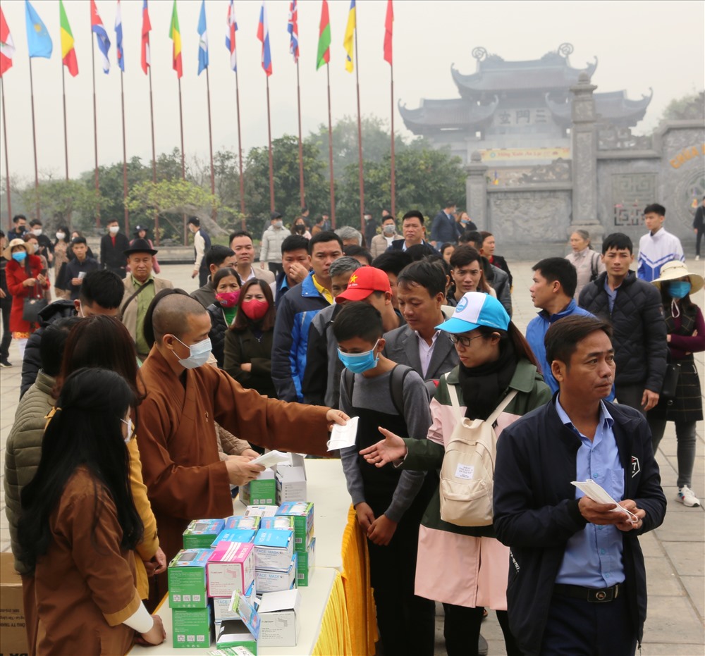 Trong sáng ngày 2.2 hơn 1 vạn khẩu trang y tế đã được Ban quản lý chùa Bái Đính phát miễn phí cho du khách. Ảnh: NT