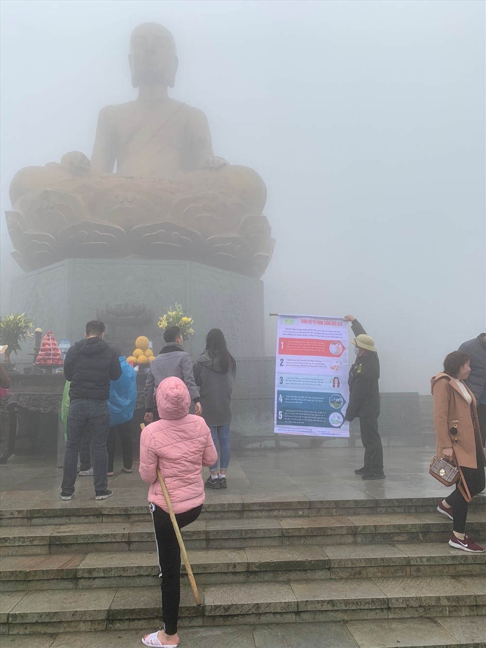 Biển cảnh báo, hướng dẫn du khách đeo khẩu trang tại khu vực chân tượng Phật hoàng Trần Nhân Tông trên Yên Tử. Ảnh: CTV