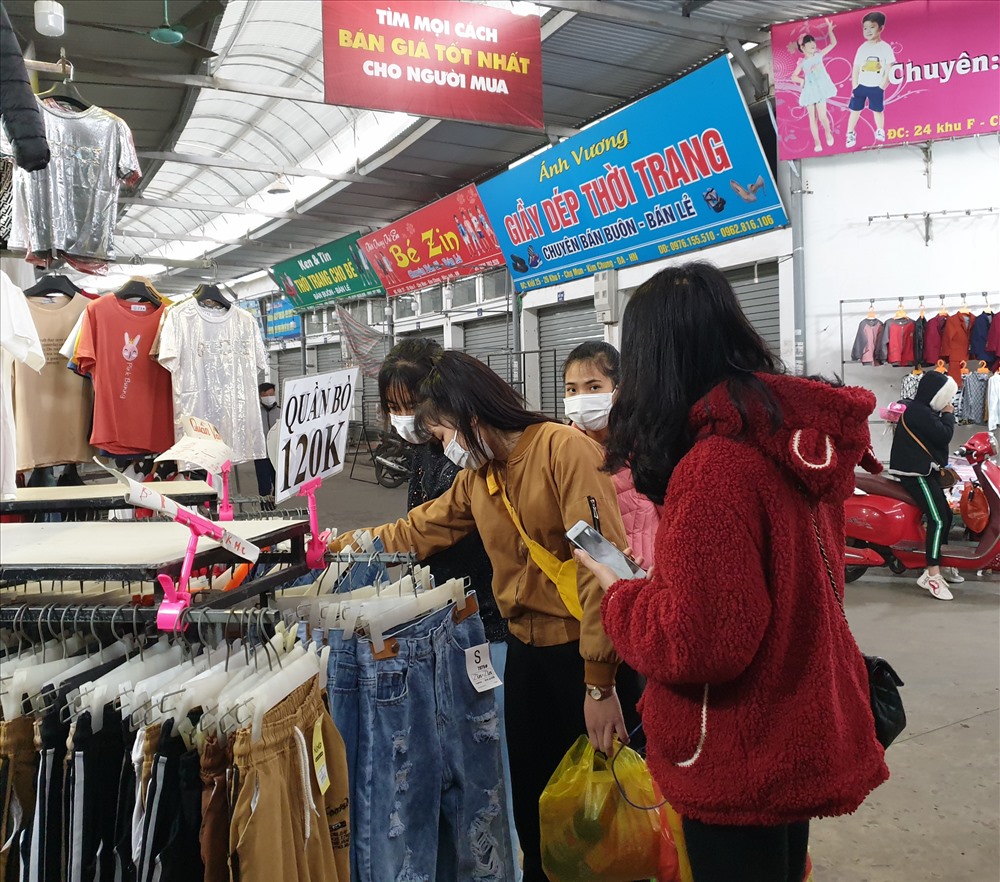 Công nhân Khu công nghiệp đeo khẩu trang ngay cả khi đi mua sắm tại chợ Mun (Kim Chung, Đông Anh, Hà Nội). Ảnh: TG.