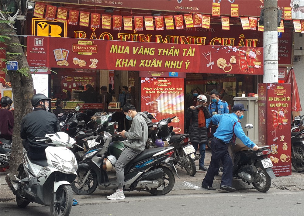 Lượng khách tấp nập tại một cửa hàng vàng trên phố Trần Nhân Tông (Hà Nội) chiều 2.2. Ảnh: L.D