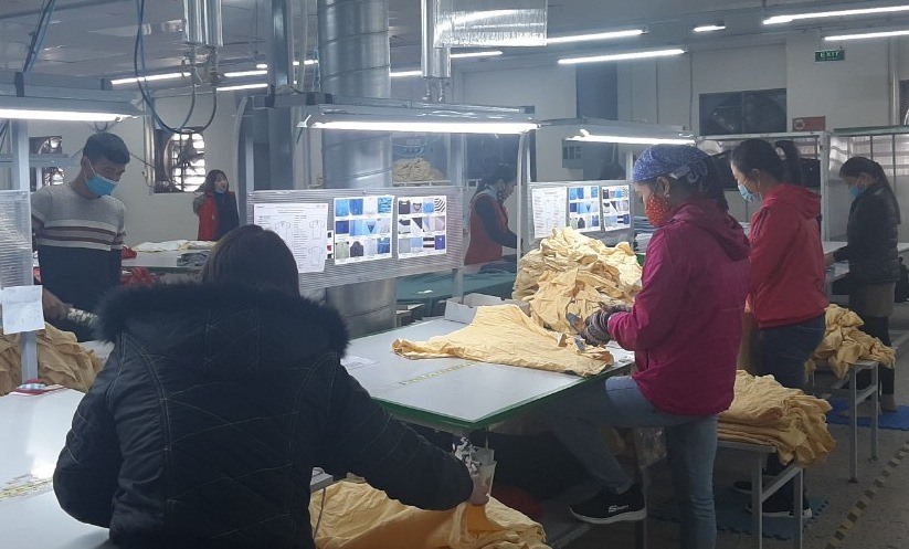 Nhiều CN trong các DN tỉnh Bắc Giang đeo khẩu trang trong giờ làm việc để phòng chống virus Corona.