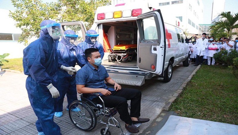 Bệnh nhân được di chuyển bằng xe cấp cứu, sau đó được ngồi xe lăn đẩy vào khu vực cách ly ở Khoa bệnh nhiệt đới tại Bệnh viện Trung ương Huế Cơ sở 2. Ảnh: BV cung cấp.