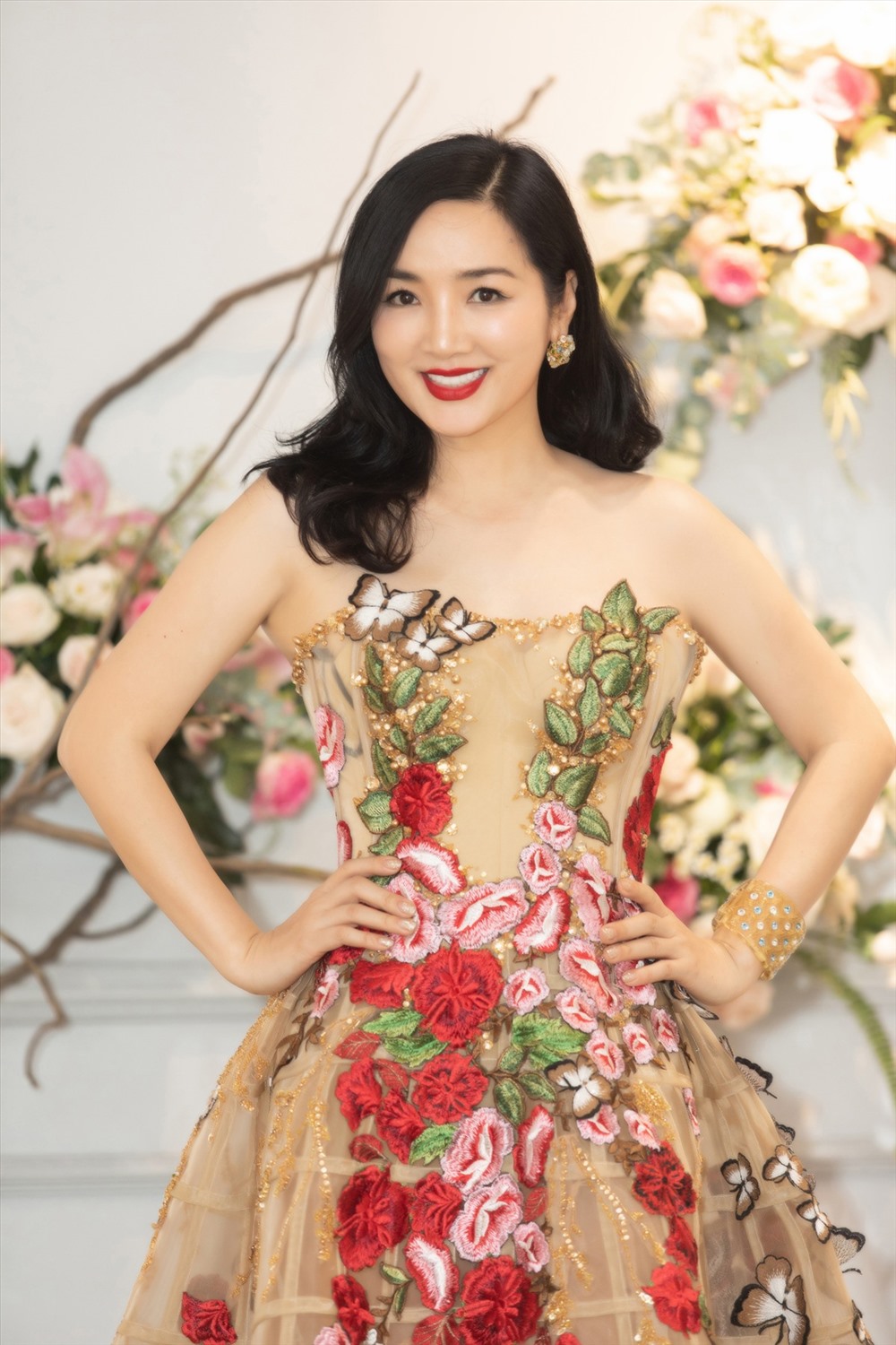 Hoa hậu Đền Hùng - Giáng My khoe vẻ đẹp không tuổi trong bộ đầm lộng lẫy của nhà thiết kế Hoàng Hải. Ảnh: Huy Nguyễn.