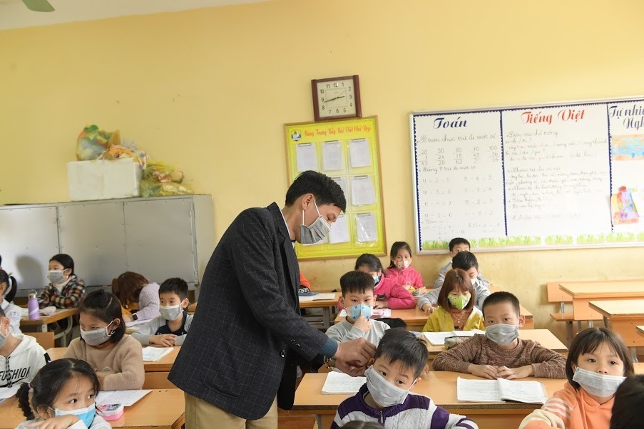 Thầy và trò một trường tiểu học tại Hà Nội đeo khẩu trang trên lớp để phòng dịch.