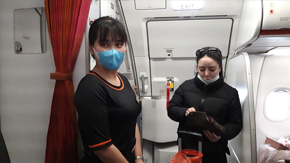 Chị Thu Phương - tiếp viên hãng bay Jetstar cho rằng, bảo vệ sức khoẻ của hành khách trong mỗi chuyến bay là trách nhiệm của các tiếp viên hàng không. Do đó, việc đeo khẩu trang để bảo vệ cho bản thân và hành khách trước dịch bệnh nguy hiểm luôn được hãng bay đặt lên hàng đầu.