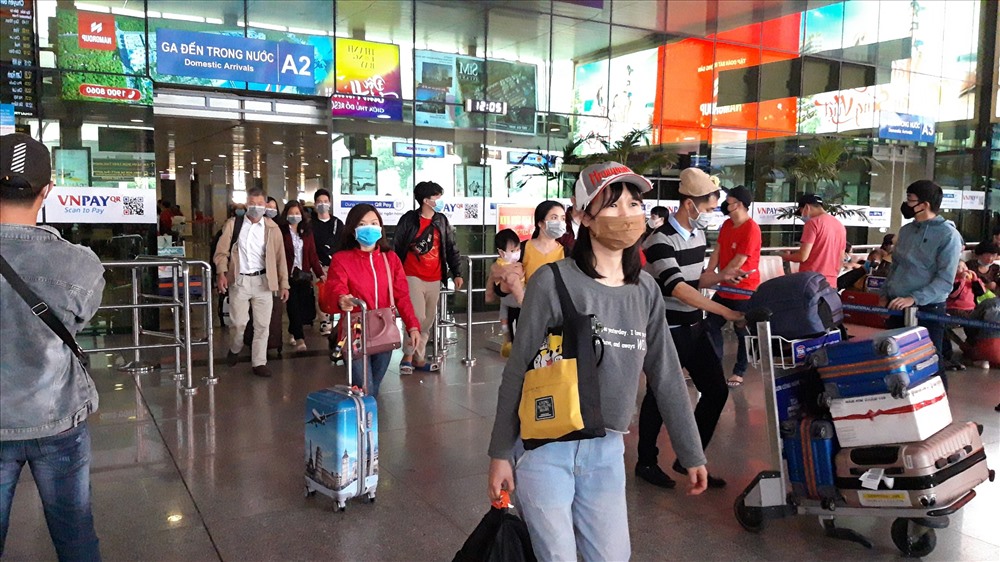 Theo quan sát của PV, rất hiếm hành khách không đeo khẩu trang y tế tại các cửa ra vào sân bay Tân Sơn Nhất.