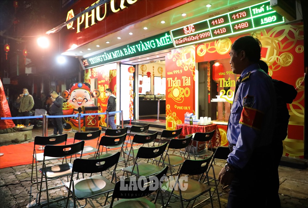 Một số cửa hàng chuẩn bị ghế cho khách từ khá sớm, tuy nhiên lượng khách không đông. Hình ảnh ghi nhận lúc 5h15 tại phố Trần Nhân Tông.
