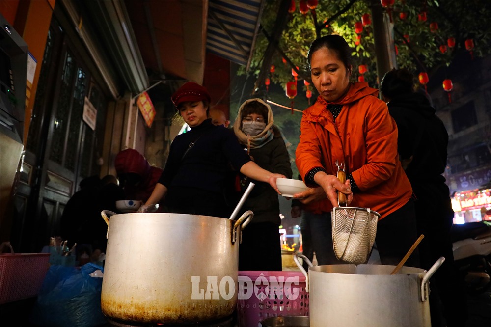 Để thu hút khách hàng, một số thương hiệu kinh doanh vàng chuẩn bị đồ ăn sáng cho khách hàng. Ảnh: Phan Anh