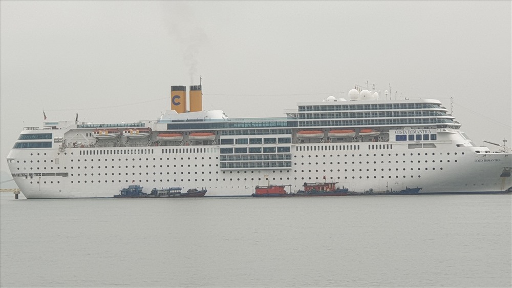 Siêu du thuyền Costa NeoRomantica cập Cảng quốc tế Hạ Long ngày 10.2.2020 để tiếp nước. Tàu không chở khách, nhưng toàn bộ thủy thủ đoàn không được cấp phép lên bờ. Ảnh: Nguyễn Hùng