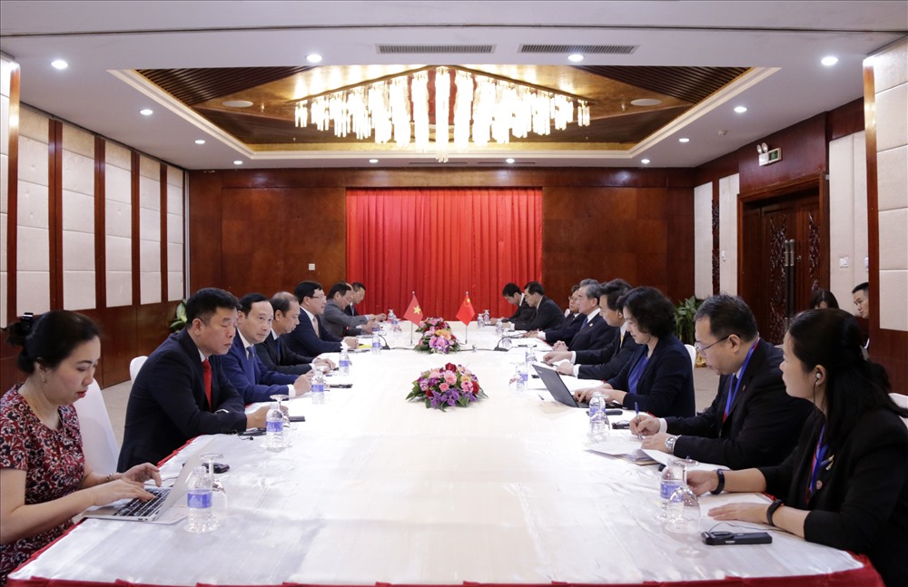Cuộc gặp song phương giữa Phó Thủ tướng, Bộ trưởng Phạm Bình Minh và Ủy viên Quốc vụ, Bộ trưởng Ngoại giao Trung Quốc Vương Nghị tại Vientiane, Lào chiều 19.2. Ảnh: BNG.
